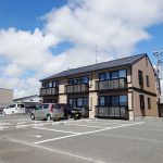 南向きで前面に遮蔽物が無く日当たりの良い建物です。(外観)