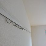 額縁、洋服等をかけるのに便利なフック付き