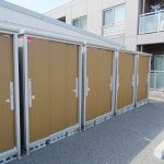 スタッドレスタイヤの収納に便利な物置付き