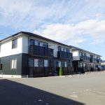 前面に遮蔽物が無く日当たりの良い建物です。(外観)