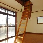 天井から階段
