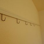 額縁やハンガーをかけるのに便利なフック付き