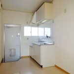 キッチン、換気に最適な窓がございます。