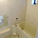 換気に最適窓付きのバスルーム