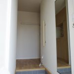 お出かけ前に身だしなみをチェックできる鏡付き