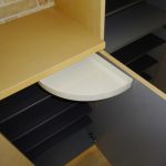 鍵や宅配受取時に利用する印鑑を入れるのに便利です(玄関)