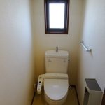 シャワー付きトイレ！換気窓あり　