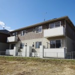 南向きで前面に遮蔽物が無く日当たりの良い建物です。(外観)