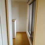 階段の踊り場、右側がバルコニーになります。