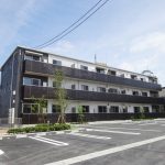 3階建ての重厚感ある外観です。(外観)
