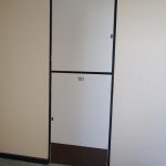 玄関前に物置き