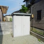 スタッドレスタイヤの収納に便利な物置付き