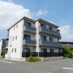 重厚感のある3階建マンション(外観)