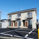 南向きの日当たりの良い建物です。(外観)