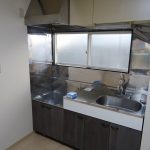 ガスコンロ設置可キッチン、換気に最適な窓が御座います。(内装)