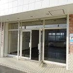 ガラス張りの正面入り口(外観)