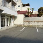 敷地内駐車場は2台分御座います。