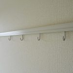 額縁やハンガーをかけれるフック付き