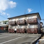 南面が駐車場の為、日当たりの良い建物です。(外観)