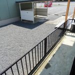 小さな庭付きです。