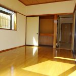 光が差し込む明るい室内。(内装)