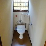換気に便利な窓付きトイレ(内装)
