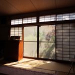 庭の木々から光が差し込みます。(内装)