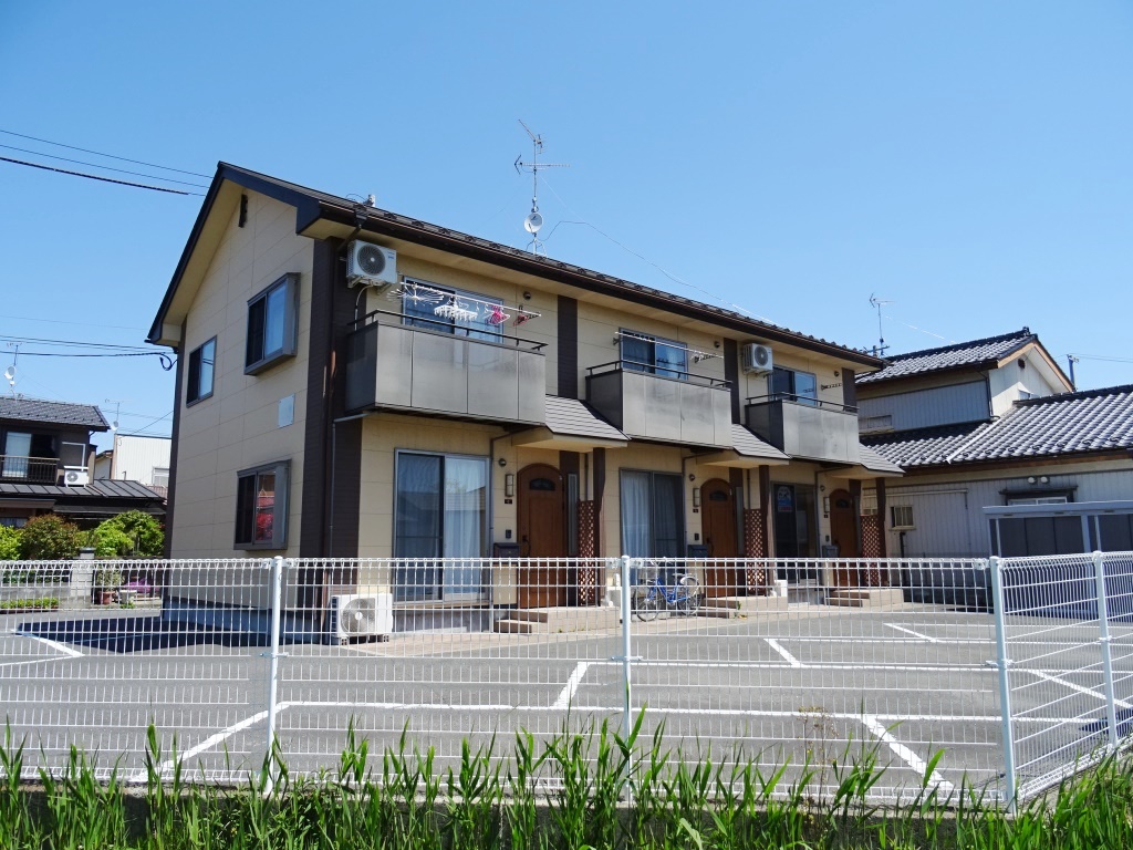 南向きで日当たり良好の建物です。(外観)