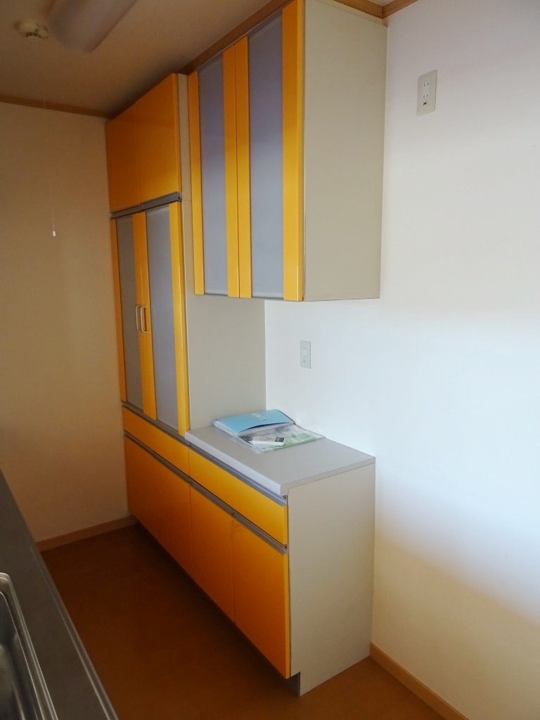 キッチン背面の食器棚