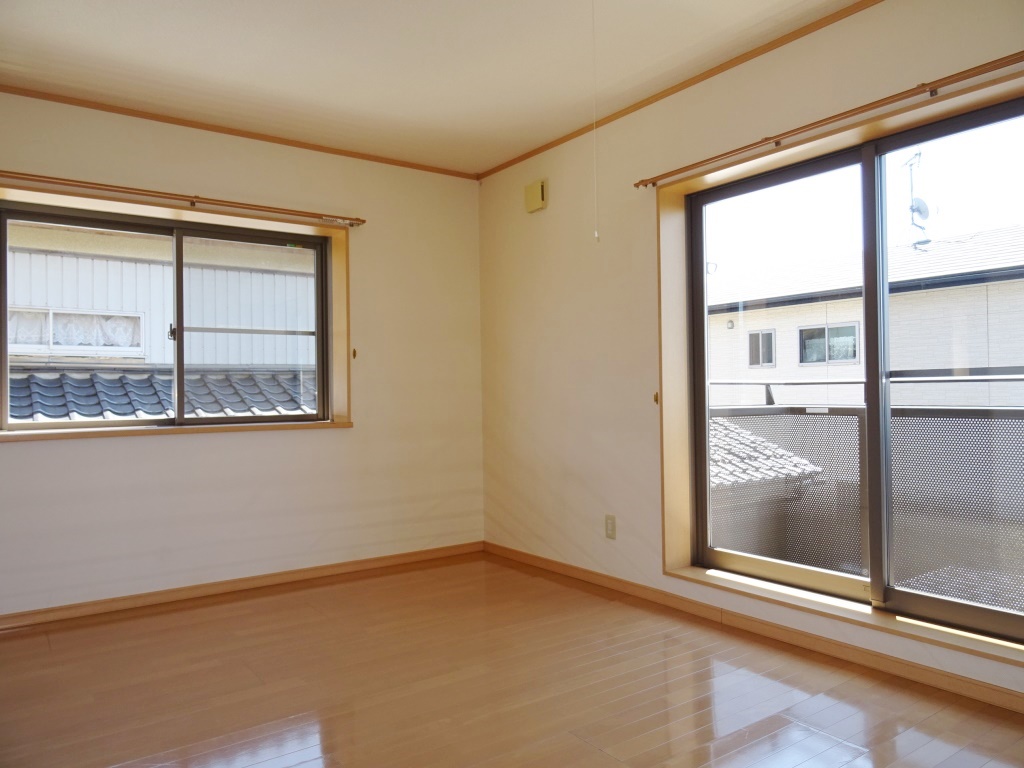 2階の8.7帖洋室、2面採光で明るいです。 (内装)