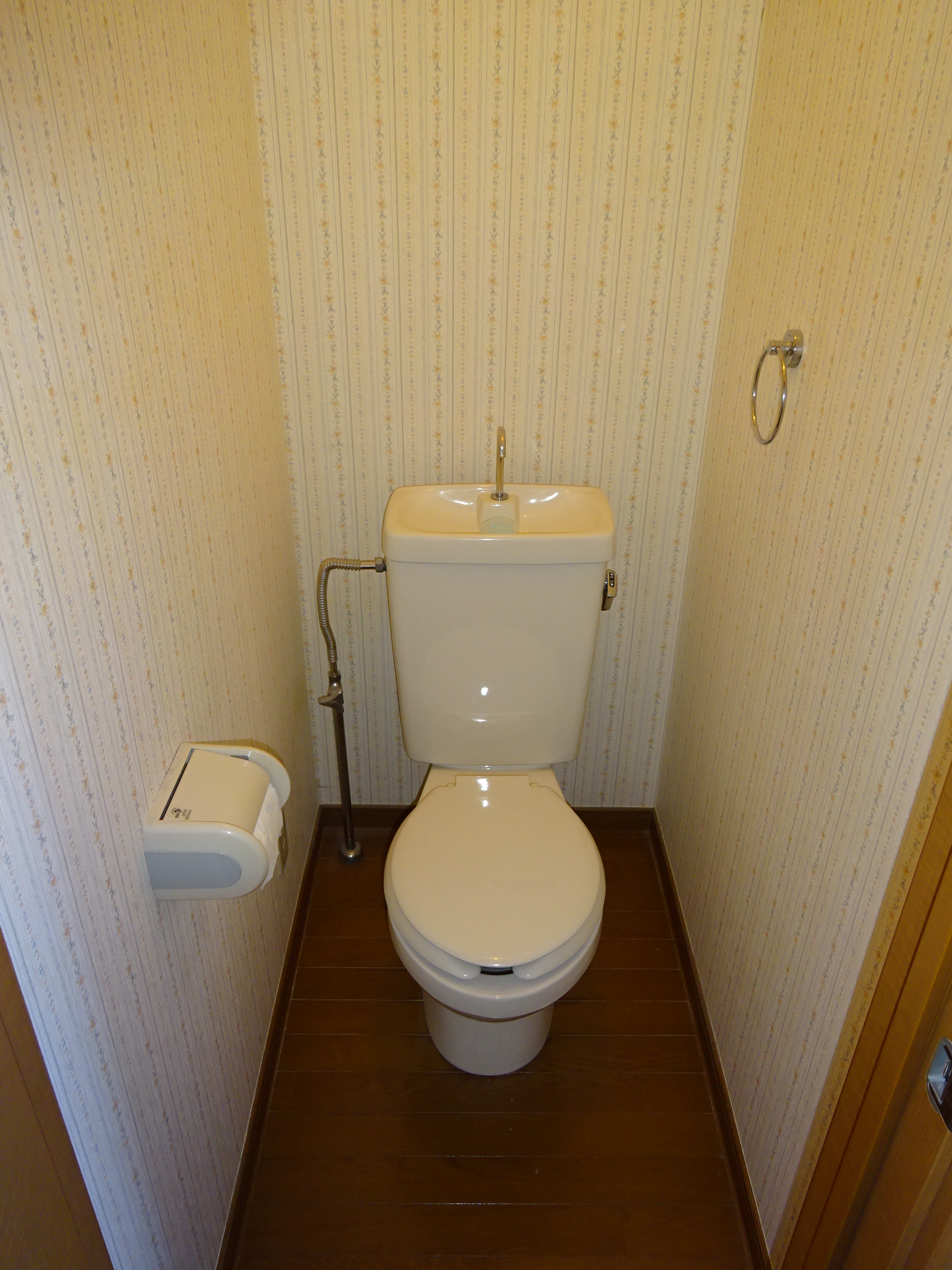 トイレ（シャワー付きトイレ取付します） (玄関)