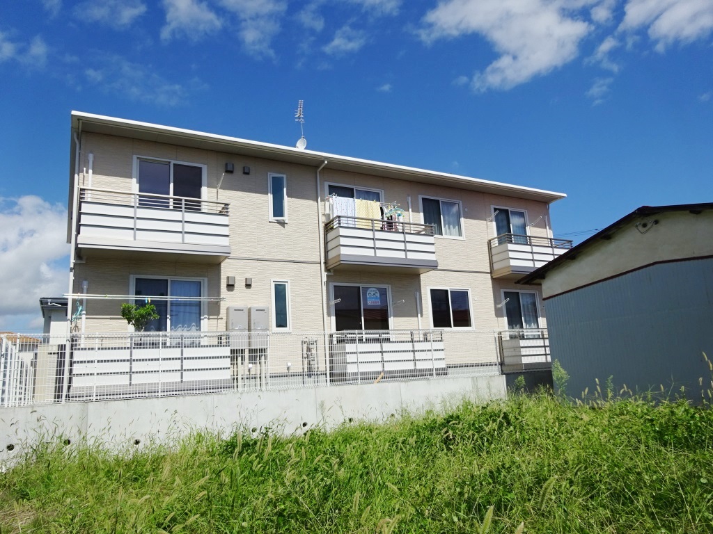 南向きで日当たりの良い建物です。 (外観)