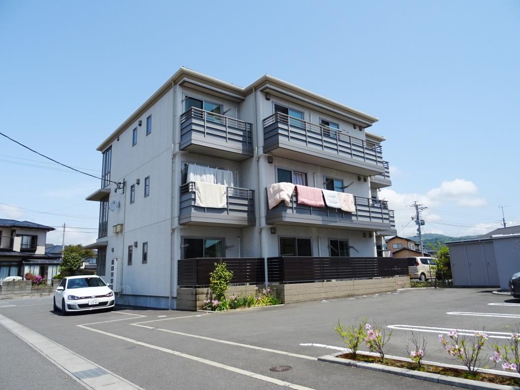 重厚感のある3階建マンション(外観)