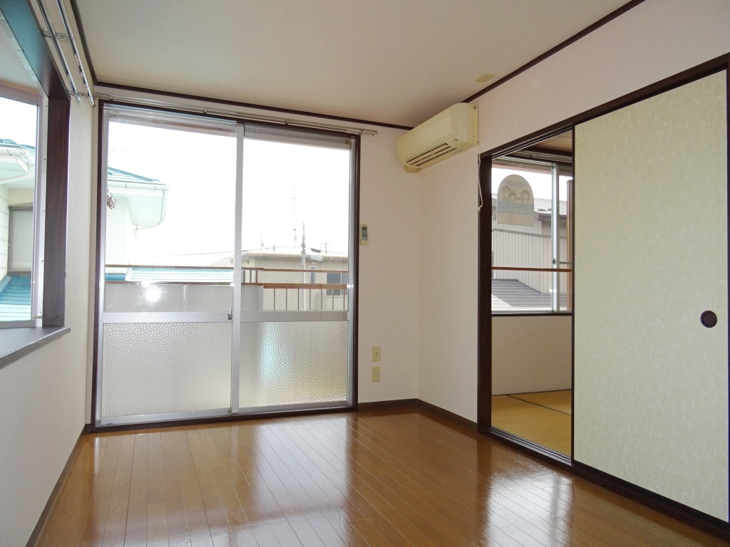 5.4帖洋室　角部屋で明るい室内です。 (内装)