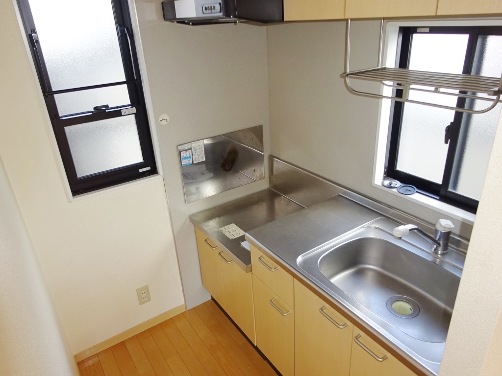 換気に最適な窓付きキッチン (キッチン)