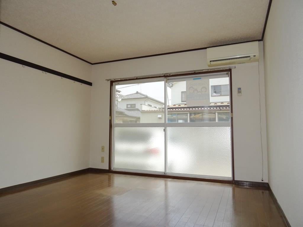 大型サッシで明るい室内 (内装)