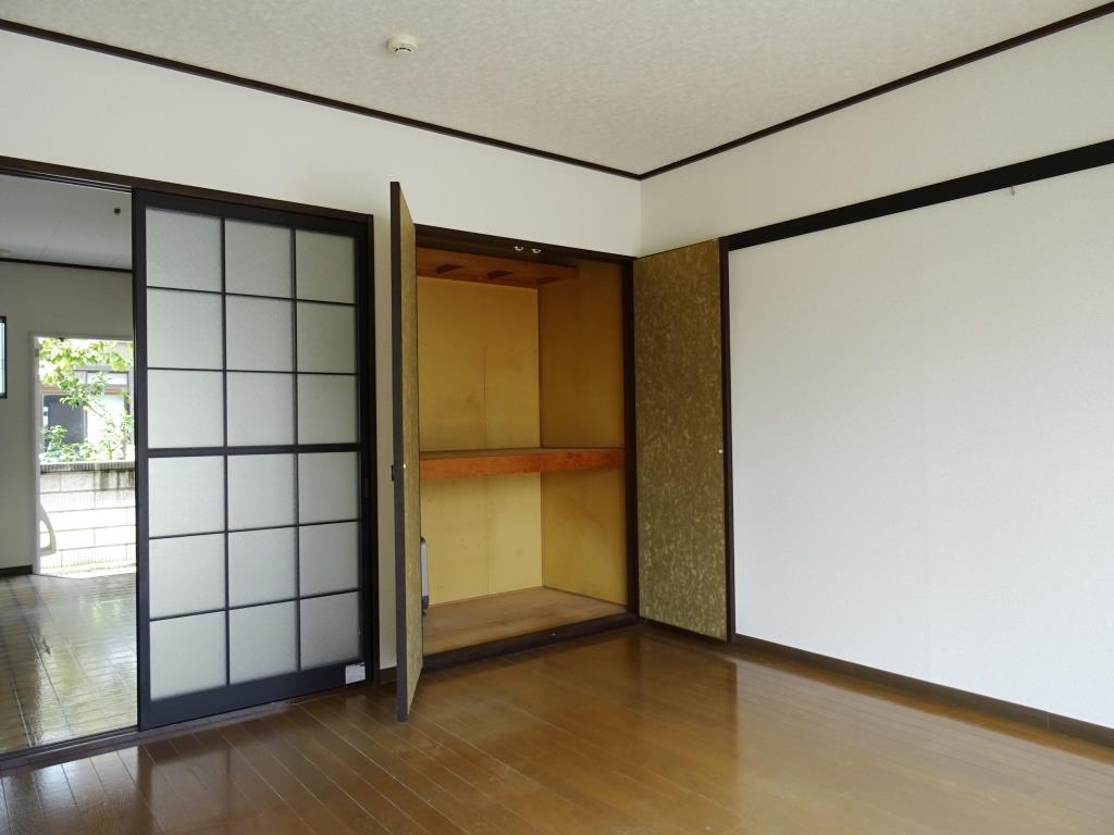 洋室8帖の収納 (内装)
