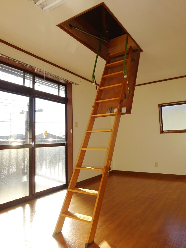 天井から階段