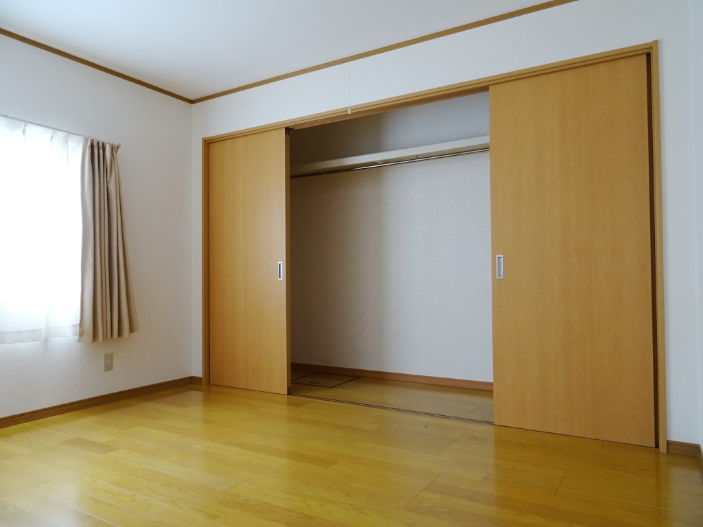 北側洋室の収納 (内装)