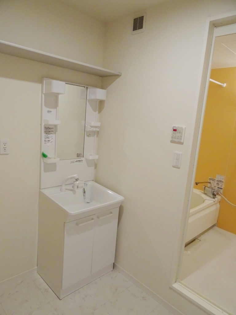シャワー付き洗面台 (内装)