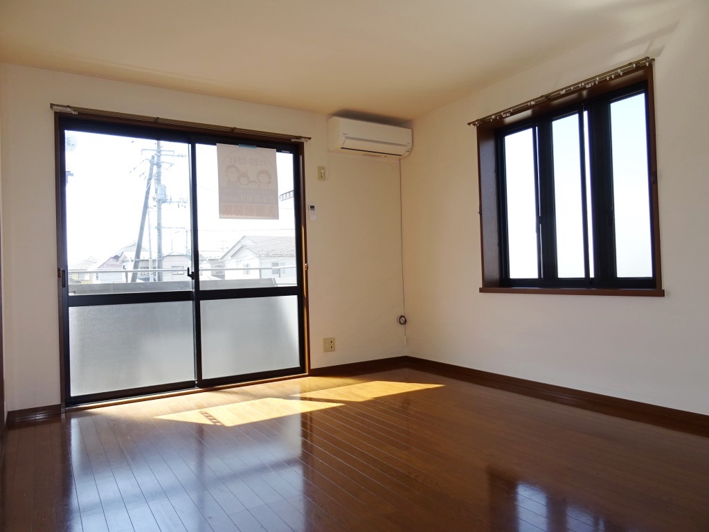 二面採光で明るいLDK (内装)