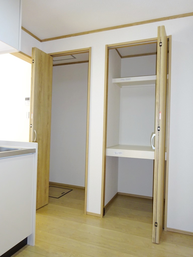 キッチン横の収納。（写真はA102号） (内装)