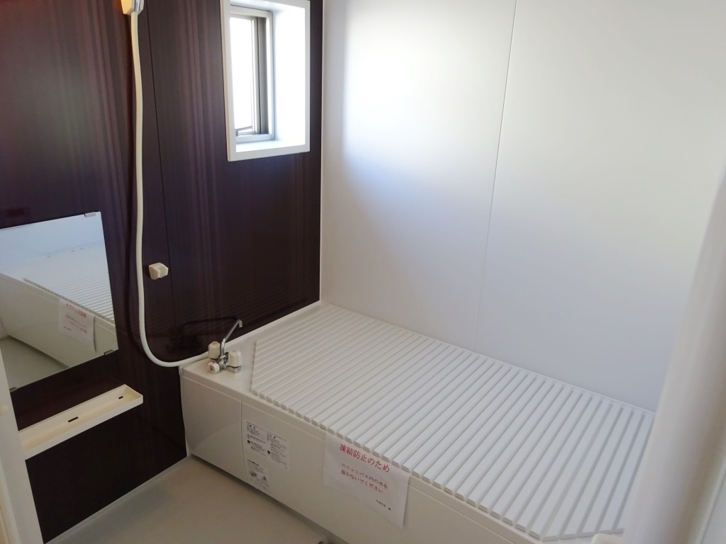 1坪タイプの広々したバスルーム（写真はA02号） (風呂)