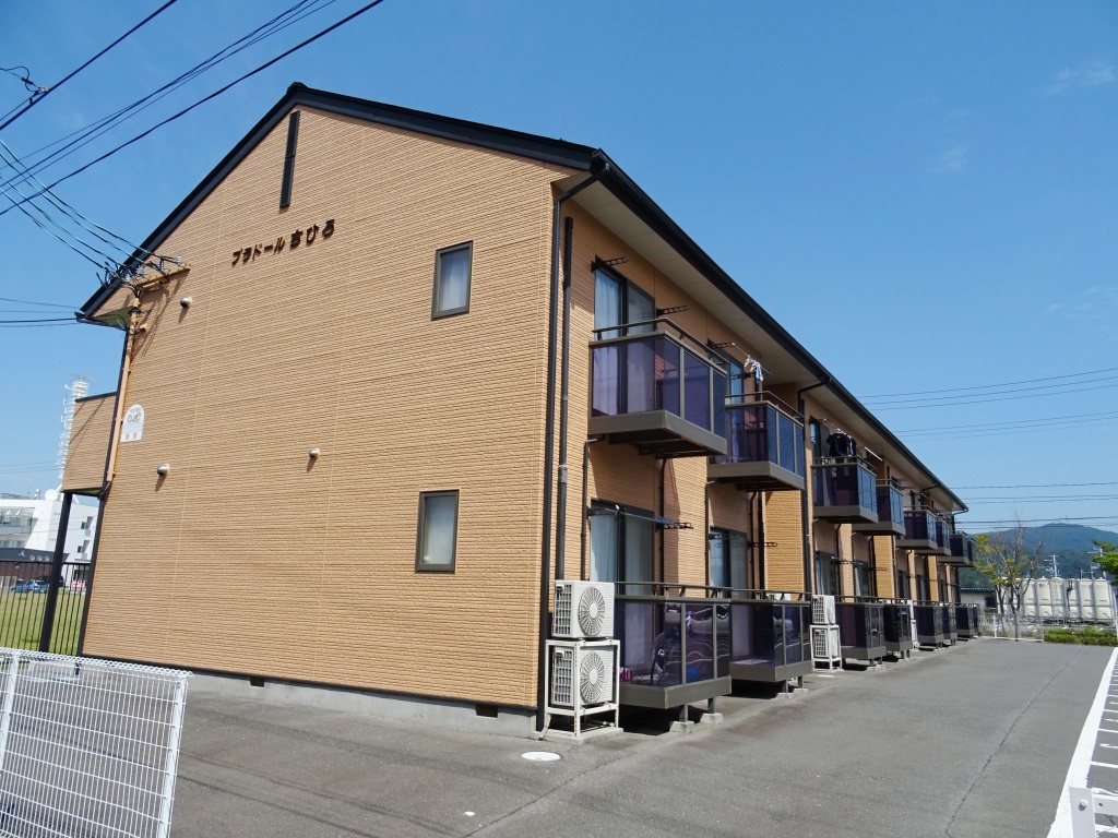 前面に遮蔽物が無く日当たりの良い建物です。 (外観)