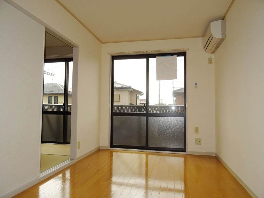 洋室5.1帖明るいお部屋です (内装)