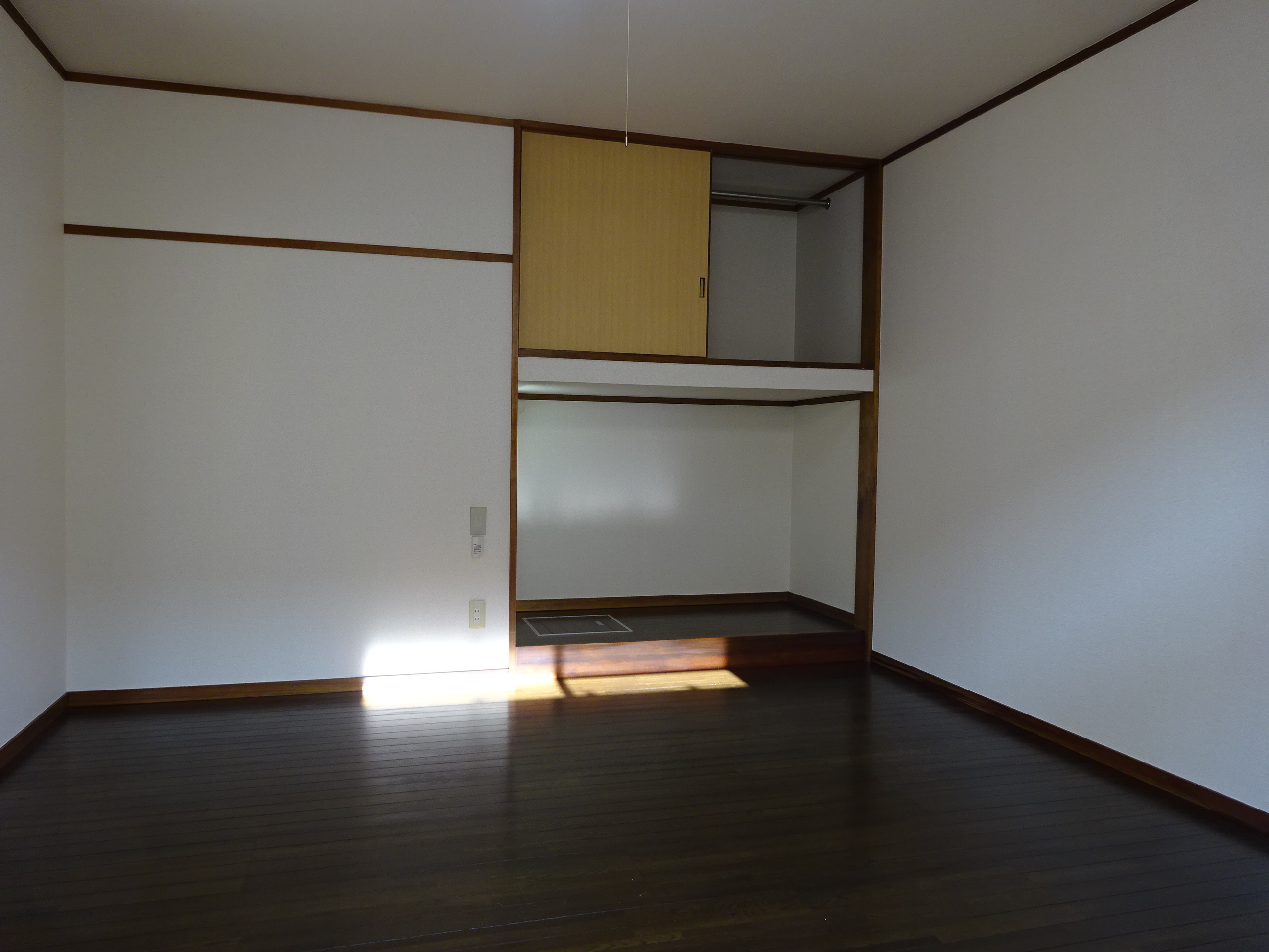 洋室8帖。押入収納 (内装)