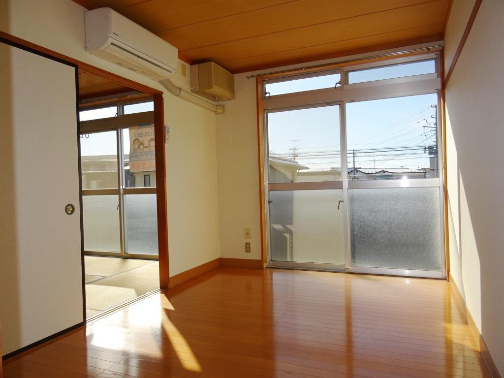 日当たり良好で明るい洋室6帖 (内装)