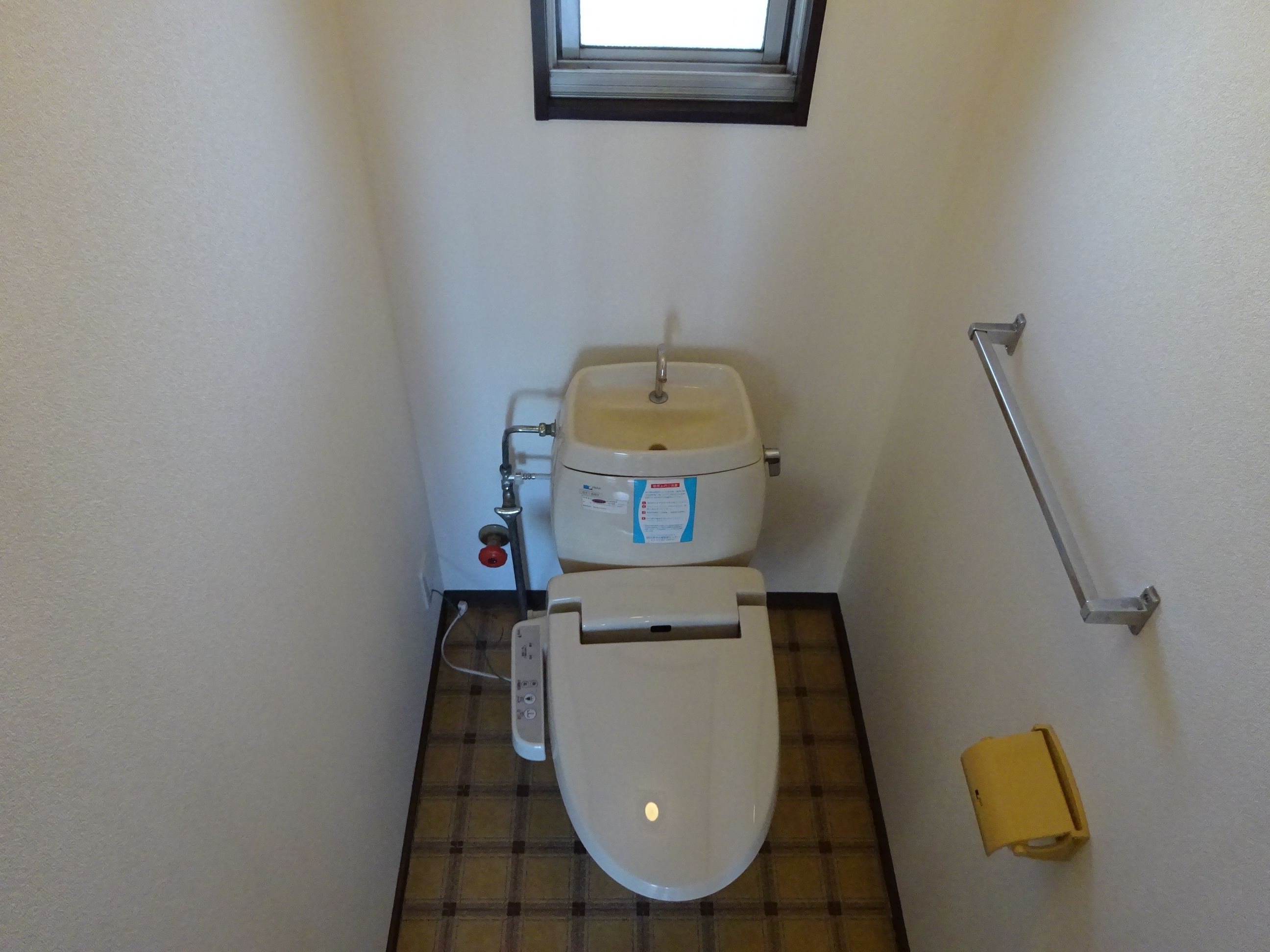 トイレに窓 (玄関)