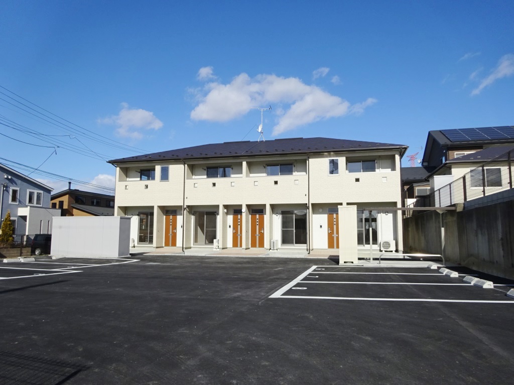 南向きで日当たりの良い建物です。 (外観)