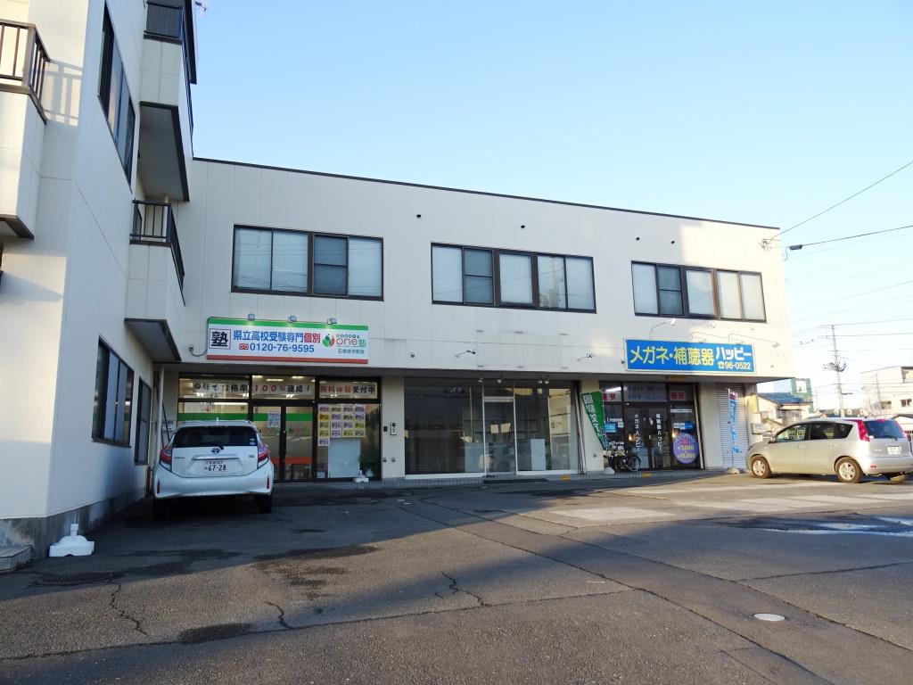通りからも目立つ建物です。 (外観)